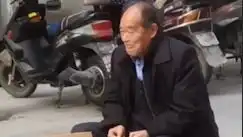 初恋酸涩啊老爷爷卖橙子标注甜过初恋亲自尝过后表情翻车
