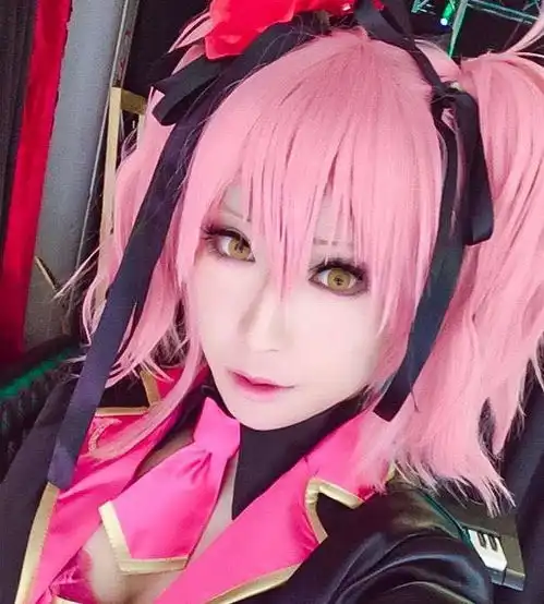 曾被校园欺凌,胖宅cosplay女生美翻天,男同学哀求请跟我交往
