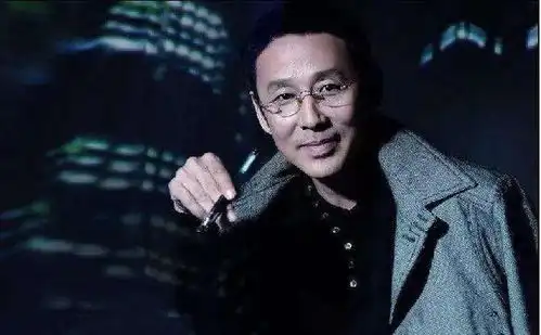65岁陈道明为疫情捐款100万,却默默无声,曾不舍给女儿买个包
