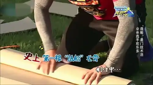 看着陈赫紧紧抱着李晨的样子,邓超的表情太搞笑,被陈赫的狗腿惊到
