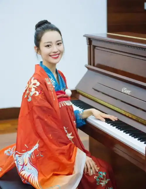 朗朗老婆新造型,吉娜穿汉服好有古韵味,却被衣服褶皱打折扣
