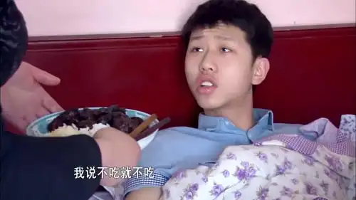 变形计王境泽看着排骨狂咽口水,却气愤对妈妈说不吃
