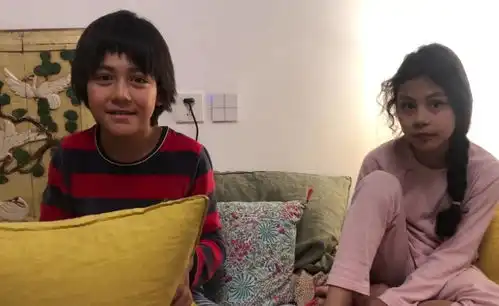 刘烨儿女合唱英文歌,兄妹模样变化大,诺一剪的狗啃刘海太吸睛
