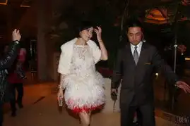周立波大婚耍宝不断黄晓明做伴郎刘嘉玲成龙到贺
